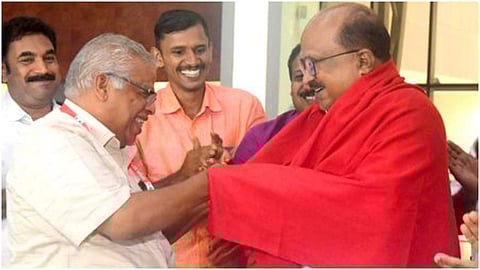 കെ വി തോമസിനെ എംവി ജയരാജന് ചുവപ്പ് ഷാള് അണിയിച്ച് സ്വീകരിക്കുന്നു/ ന്യൂ ഇന്ഡ്യന് എക്സ്പ്രസ് ചിത്രം