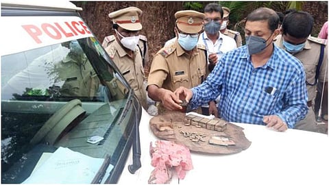 വെടിയുണ്ടകള് പൊലീസ് പരിശോധിക്കുന്നു