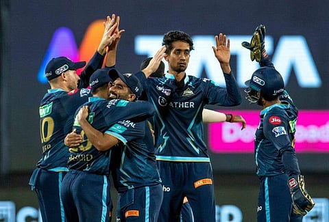 വിക്കറ്റ് നേട്ടം ആഘോഷിക്കുന്ന ഗുജറാത്ത് ടൈറ്റൻസ് താരങ്ങൾ/ ചിത്രം: പിടിഐ