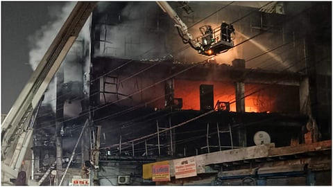 തീ അണയ്ക്കാനുള്ള ശ്രമം/ എഎന്ഐ