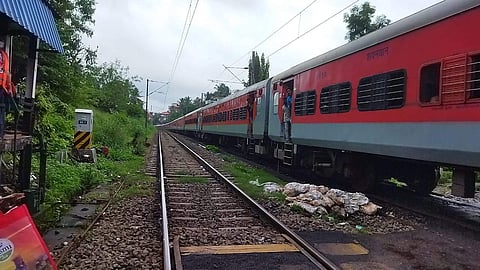 എന്ജിന് വേര്പെട്ടതിനെ തുടര്ന്ന് മംഗള എക്സ്പ്രസ് നിര്ത്തിയിട്ടിരിക്കുന്ന ദൃശ്യം