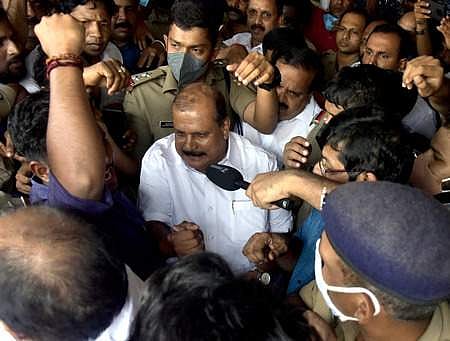 പി സി ജോര്ജിനെ അറസ്റ്റ് ചെയ്തുകൊണ്ടുപോകുന്നു/എക്സ്പ്രസ്