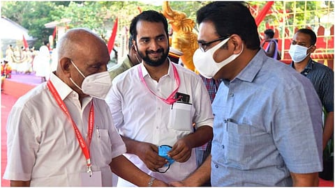 അരുണ്കുമാര് പാലൊളിക്കും അനില്കുമാറിനുമൊപ്പം/ ഫെയ്സ്ബുക്ക്