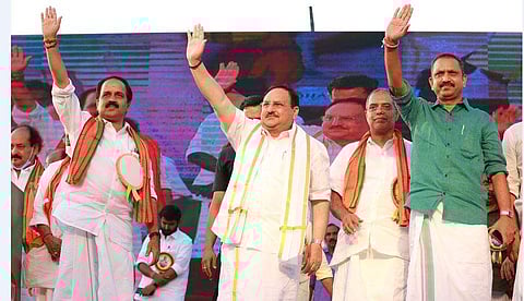 കോഴിക്കോട്ടെ റാലിയില് പാര്ട്ടി പ്രവര്ത്തകരെ അഭിവാദ്യം ചെയ്യുന്ന ജെപി നഡ്ഡ