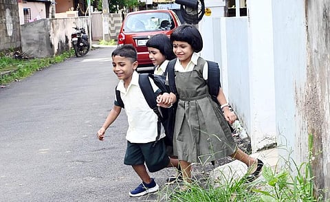 ട്രിപ്പിൾറ്റുകൾ ഫെനിക്സ്, ഫെലിഷ്, ഫിയോന ആദ്യമായി സ്കൂളിലേക്ക്/ ചിത്രം: എക്സ്പ്രസ്