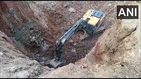 കുഴല്ക്കിണറില് വീണ കുട്ടിയെ രക്ഷിക്കാനുള്ള ശ്രമം