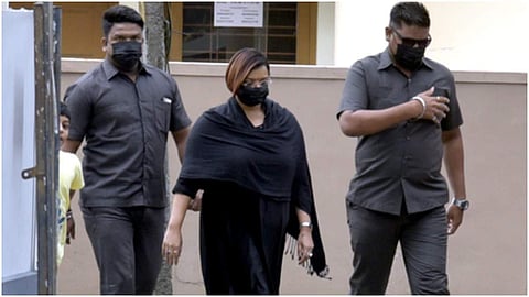 സ്വപ്ന സുരേഷ് അംഗരക്ഷകര്ക്കൊപ്പം/എ സനേഷ്