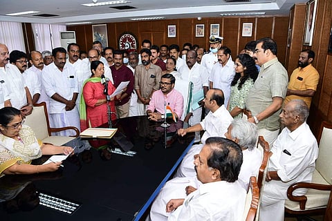 ഉമാ തോമസ് സത്യപ്രതിജ്ഞ ചെയ്യുന്നു