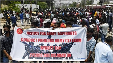 അഗ്നിപഥ് പദ്ധതിക്കെതിരായ പ്രതിഷേധം/ പിടിഐ