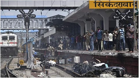 സെക്കന്തരാബാദ് റെയില്വേ സ്റ്റേഷനിലെ പ്രതിഷേധം/ പിടിഐ