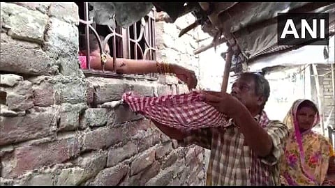 ഭിക്ഷ യാചിക്കുന്ന മാതാപിതാക്കള്