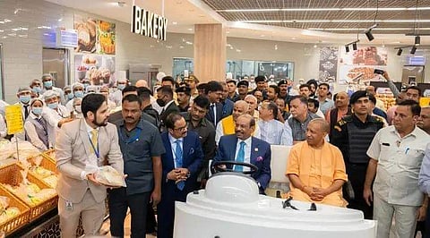 മുഖ്യമന്ത്രി യോഗി ആദിത്യനാഥ് ലക്നൗ ലുലു മാളില്, എംഎ യൂസഫലി സമീപം