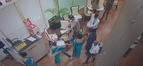 ബേസില് രജപക്സെയെ വിമാനത്താവളത്തില് തടഞ്ഞപ്പോള്/'ട്വിറ്റര്