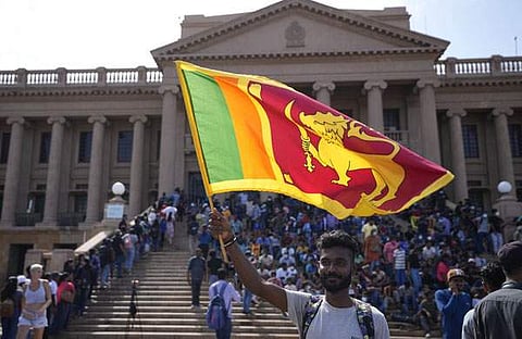 ശ്രീലങ്കയില് പ്രസിഡന്റിന്റെ ഓഫിസിനു മുന്നില് ദേശീയ പതാക വീശുന്ന പ്രക്ഷോഭകര്/എപി