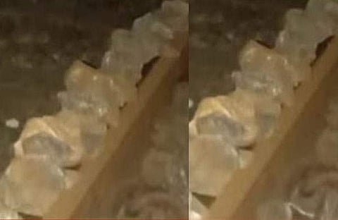 റെയില്വേ ട്രാക്കില് കരിങ്കല്ചീളുകള് നിരത്തിവച്ച നിലയില്/ടിവി ചിത്രം