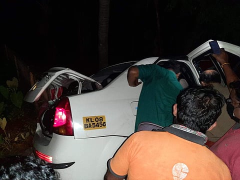 ടാക്സിയിലുണ്ടായിരുന്ന യാത്രക്കാരെ പുറത്തെടുക്കാന് നാട്ടുകാരുടെ ശ്രമം