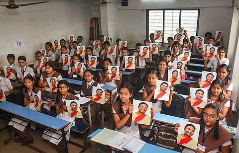 ദ്രൗപദി മുര്മുവിന്റെ ചിത്രവുമായി വിദ്യാര്ത്ഥികള്/ പിടിഐ