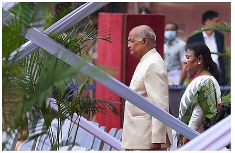 മുന് രാഷ്ട്രപതി റാം നാഥ് കോവിന്ദിനൊപ്പം പാര്ലമെന്റിലേക്ക് വരുന്ന ദ്രൗപദി മുര്മു/പിട