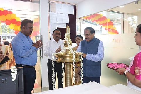 ആശിര്വാദ് മൈക്രോഫിനാന്സ് ഗോള്ഡ് ലോണിന്റെ നാട്ടികയില് ആരംഭിച്ച പുതിയ ഓഫീസ് മണപ്പുറം ഫിനാന്സ് എം.ഡിയും സി.ഇ.ഓയുമായ വി.പി നന്ദകുമാര് ഉദ്ഘാടനം ചെയ്യുന്നു