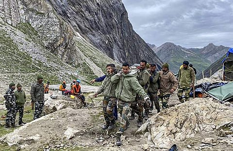അമര്നാഥ് ക്ഷേത്രത്തിനടുത്ത് സൈന്യത്തിന്റെ നേതൃത്വത്തില് നടക്കുന്ന രക്ഷാപ്രവര്ത്തനം'സൈന്യം ട്വീറ്റ് ചെയ്ത ചിത്രം