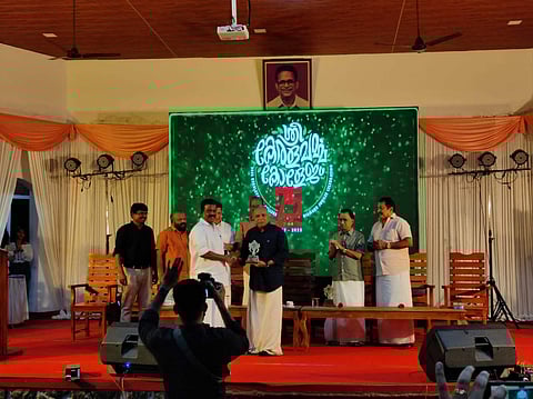 ഒട്ടപ്പത്ത് രാമചന്ദ്രന് വജ്ര മുദ്ര പുരസ്കാരം സമ്മാനിക്കുന്നു