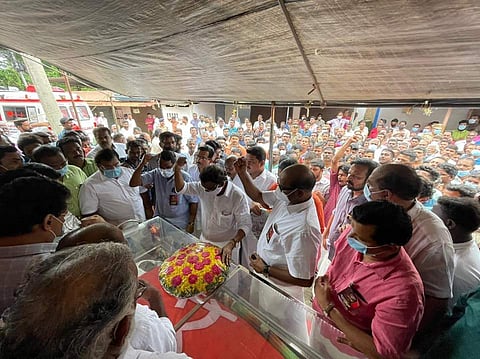 ഷാജഹാന്റെ മൃതദേഹത്തില് സിപിഎം കേന്ദ്രകമ്മിറ്റി അംഗം എ കെ ബാലന് അന്തിമോപചാരം അര്പ്പിക്കുന്നു/ ഫെയ്സ്ബുക്ക്