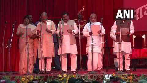 ബിഹാറില് മന്ത്രിമാര് സത്യപ്രതിജ്ഞ ചെയ്യുന്നു