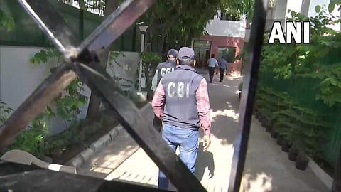 മനീഷ് സിസോദിയയുടെ വീട്ടിലെത്തിയ സിബിഐ ഉദ്യോഗസ്ഥര്