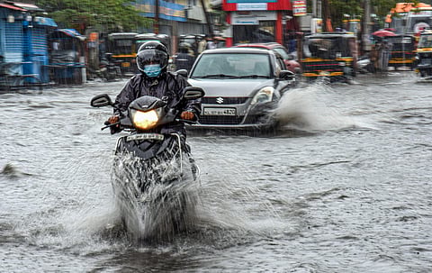 ഇന്നലെ പെയ്ത കനത്ത മഴയില് എറണാകുളം നഗരത്തിലുണ്ടായ വെള്ളക്കെട്ട്/പിടിഐ
