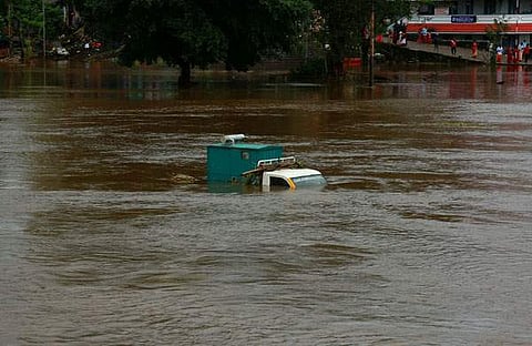 ആലുവ മണപ്പുറത്ത് നിര്ത്തിയിട്ടിരുന്ന വണ്ടി വെള്ളത്തില് മുങ്ങിയപ്പോള്/ടിപി സൂരജ്