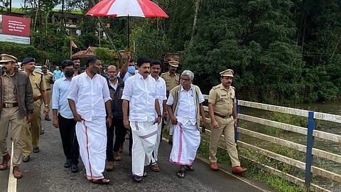 റോഷി അഗസ്റ്റിൻ കുമളി വണ്ടിപ്പെരിയാർ സന്ദർശിക്കുന്നു/ ചിത്രം: ഫേയ്സ്ബുക്ക്