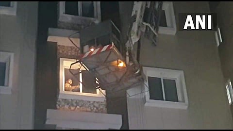 ഹോട്ടലില് കുടുങ്ങിയവരെ രക്ഷിക്കുന്ന ദൃശ്യം- എഎന്ഐ