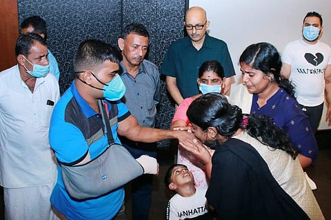 കര്ണാടക സ്വദേശി അമരേഷിന്റെ ശരീരത്തില് തുന്നിച്ചേര്ത്ത ഭര്ത്താവിന്റെ കൈകളില് പിടിച്ച് പൊട്ടിക്കരയുന്ന സുജാത