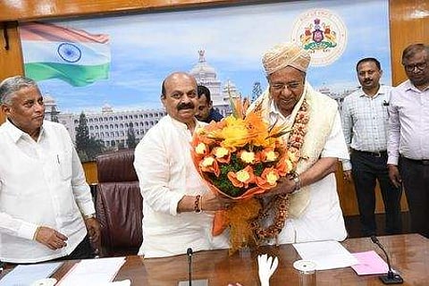 പിണറായിയെ ബൊമ്മെ സ്വീകരിക്കുന്നു/ ചിത്രം: ന്യൂ ഇന്ഡ്യന് എക്സ്പ്രസ്