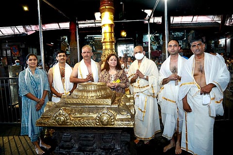 തീര സംരക്ഷണ സേനാ മേധാവിയും കുടുംബവും ഗുരുവായൂര് ക്ഷേത്രത്തില് ദര്ശനത്തിനെത്തിയപ്പോള്