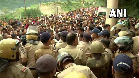 ശ്രീനഗറിലെ മോര്ച്ചറിക്ക് മുന്നിലെ പ്രതിഷേധം