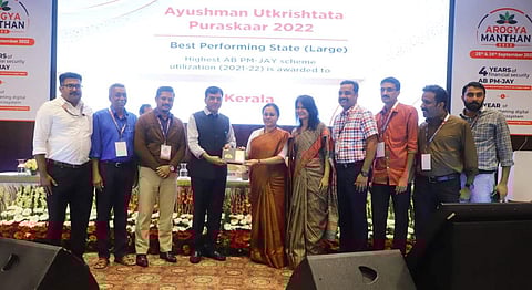 ആരോഗ്യമന്ത്രി വീണാ ജോര്ജ് പുരസ്കാരം ഏറ്റുവാങ്ങുന്നു