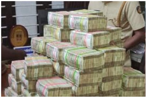 പൊലീസ് പിടികൂടിയ കുഴല്പ്പണം/ ടിവി ദൃശ്യം