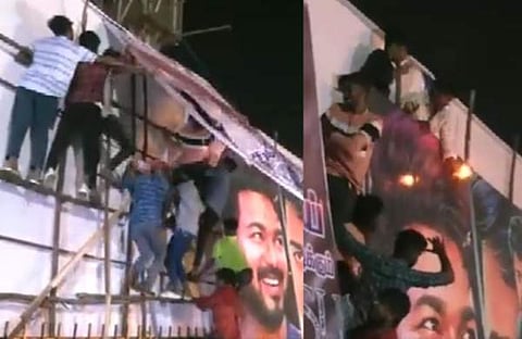 തിയറ്ററിനു പുറത്തു സ്ഥാപിച്ചിരുന്ന ഫ്ളക്സുകൾ നശിപ്പിക്കുന്ന ആരാധകർ/ വിഡിയോ സ്ക്രീൻഷോട്ട്