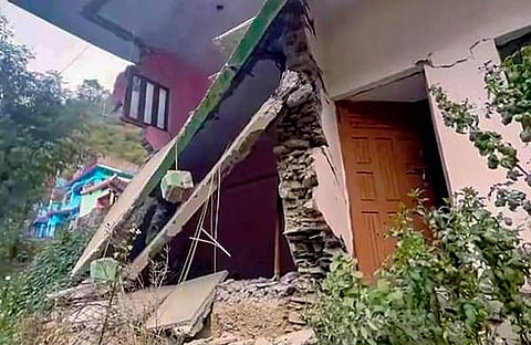 കര്ണപ്രയാഗില് വീട് ഭാഗികമായി തകര്ന്ന നിലയില്/പിടിഐ