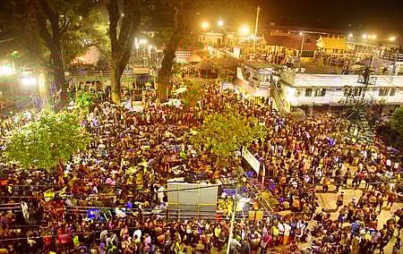 ശബരിമലയിലെ ഭക്തജനത്തിരക്ക്/ ചിത്രം: ഷാജി വെട്ടിപ്പുറം