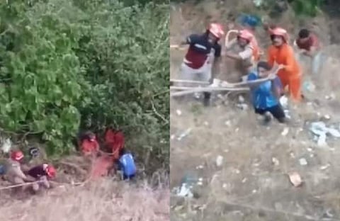 താഴ്ചയിലേക്ക് പതിച്ച യുവാവിനെ മുകളിലേക്ക് കൊണ്ടുവരുന്നു/ ടെലിവിഷൻ ദൃശ്യം