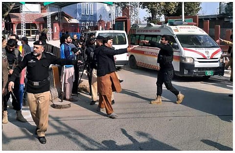 സ്ഫോടനത്തില് പരിക്കേറ്റവരെ ആശുപത്രിയിലേക്ക് മാറ്റുന്നു/എപി