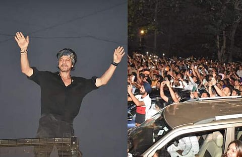 മന്നത്ത് ഷാരുഖ് ഖാൻ ആരാധകരെ അഭിവാദനം ചെയ്യുന്നു, മന്നത്തിനു മുന്നിൽ തടിച്ചുകൂടിയ ആരാധകർ/ ചിത്രം; ട്വിറ്റർ