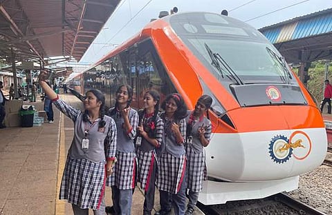 കാസർകോട് സ്റ്റേഷനിൽ പുതിയ വന്ദേഭാരത് ട്രെയിനിനൊപ്പം സെൽഫിയെടുക്കുന്ന വിദ്യാർത്ഥികൾ /പിടിഐ ഫയല്