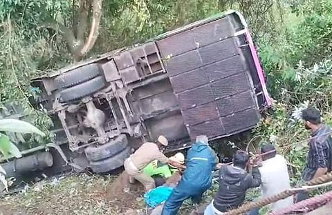 അപകടത്തിൽപ്പെട്ട  ബസ്/ പിടിഐ