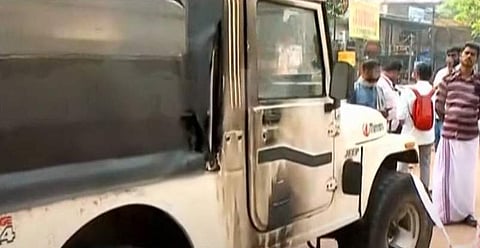 ബോംബേറിൽ കത്തിയ ജീപ്പ് / ടിവി ദൃശ്യം