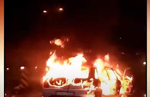 കാറിന് തീപിടിച്ചപ്പോൾ/ ടിവി ദൃശ്യം