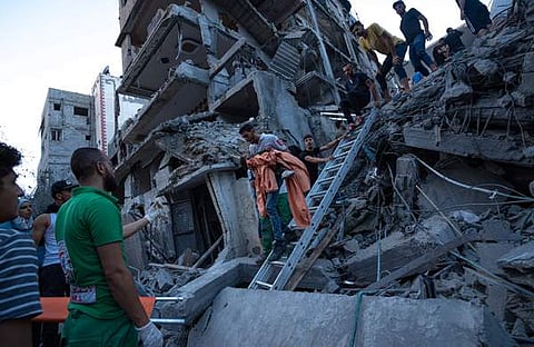 ഇസ്രയേൽ ആക്രമണത്തിൽ തകർന്ന കെട്ടിടങ്ങളിൽ നിന്നും ആളുകളെ രക്ഷപ്പെടുത്തുന്നു/ പിടിഐ