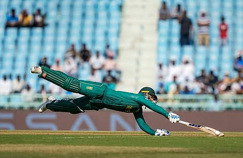 റണ്ണൗട്ടിൽ നിന്നു രക്ഷപ്പെടുന്ന ക്വിന്റൻ ഡി കോക്ക്/ പിടിഐ